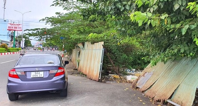 The prime land in the center of Bac Lieu city is abandoned, overgrown with weeds. Photo: Nhat Ho