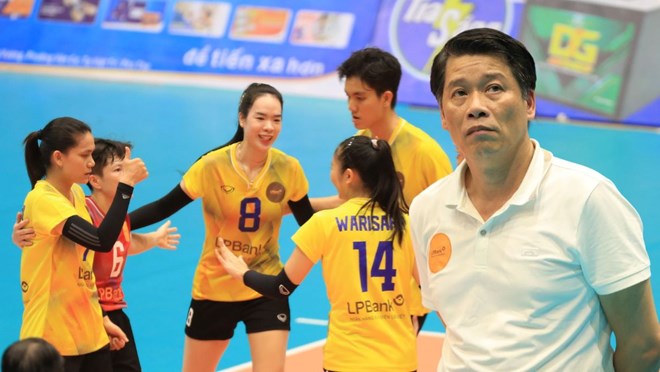 Coach Thai Thanh Tung and LPB Ninh Binh team aim to achieve the best results in phase 2. Photo: Hoang Hue