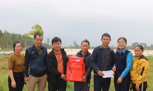 Hỗ trợ đoàn viên tại trại nuôi trồng thủy sản. Ảnh: CĐ Ngành NNPTNT