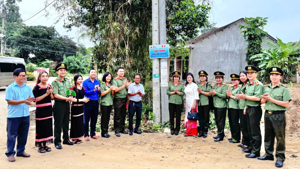 Kien Giang Provincial Police presented the "Security Light" project in Ea Trol commune. Photo: Kien Giang Police