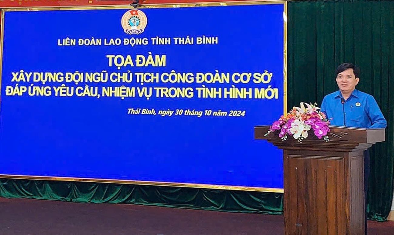 Vice President of the Vietnam General Confederation of Labor Nguyen Xuan Hung gave a speech at the seminar. Photo: Ba Manh