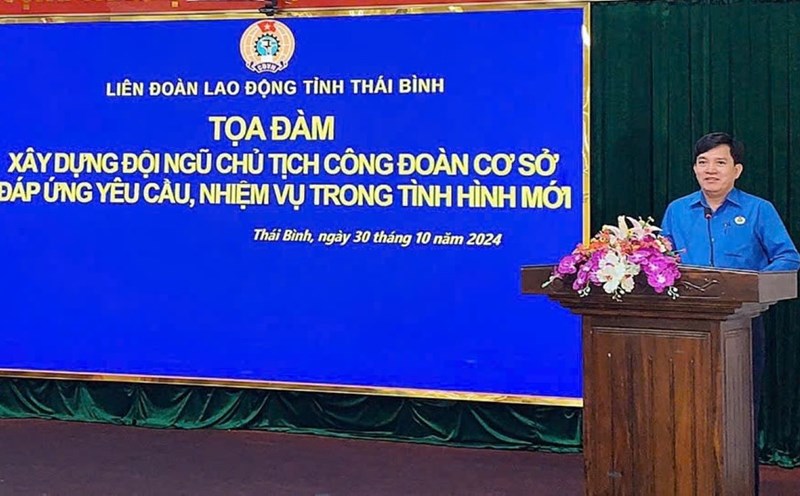Vice President of the Vietnam General Confederation of Labor Nguyen Xuan Hung gave a speech at the seminar. Photo: Ba Manh
