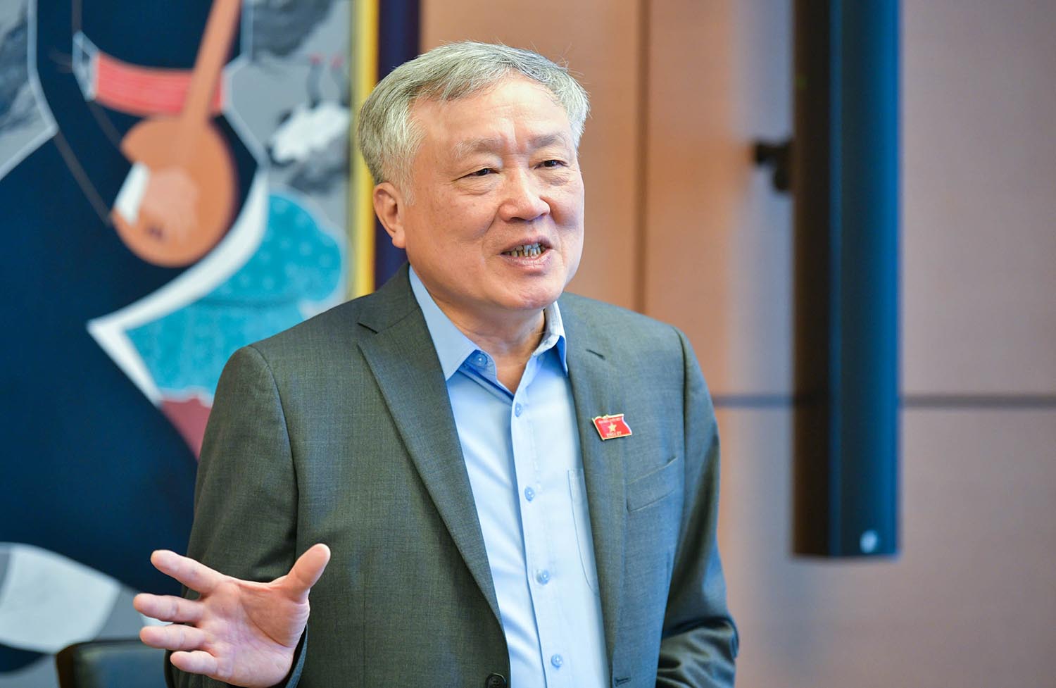 Deputy Prime Minister Nguyen Hoa Binh said that in reality, there are cases where projects are obtained through connections but the capacity to execute is not there, and then transferred, causing huge waste. Photo: Quochoi.vn.