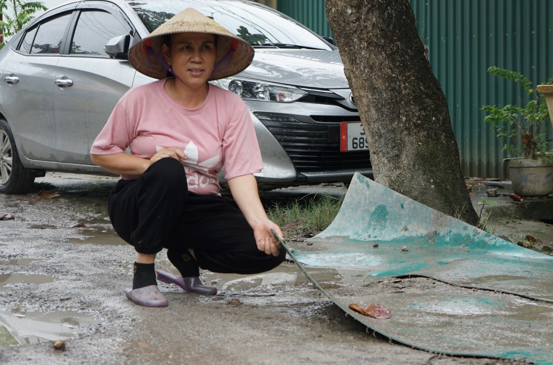 Ba Le Thi An (tru tai khu pho Vinh Son, phuong Trung Son, TP. Sam Son) cho biet, da hon 10 nam qua cac ho dan phai chiu canh song chung voi con duong nat bet. Anh: Quach Du