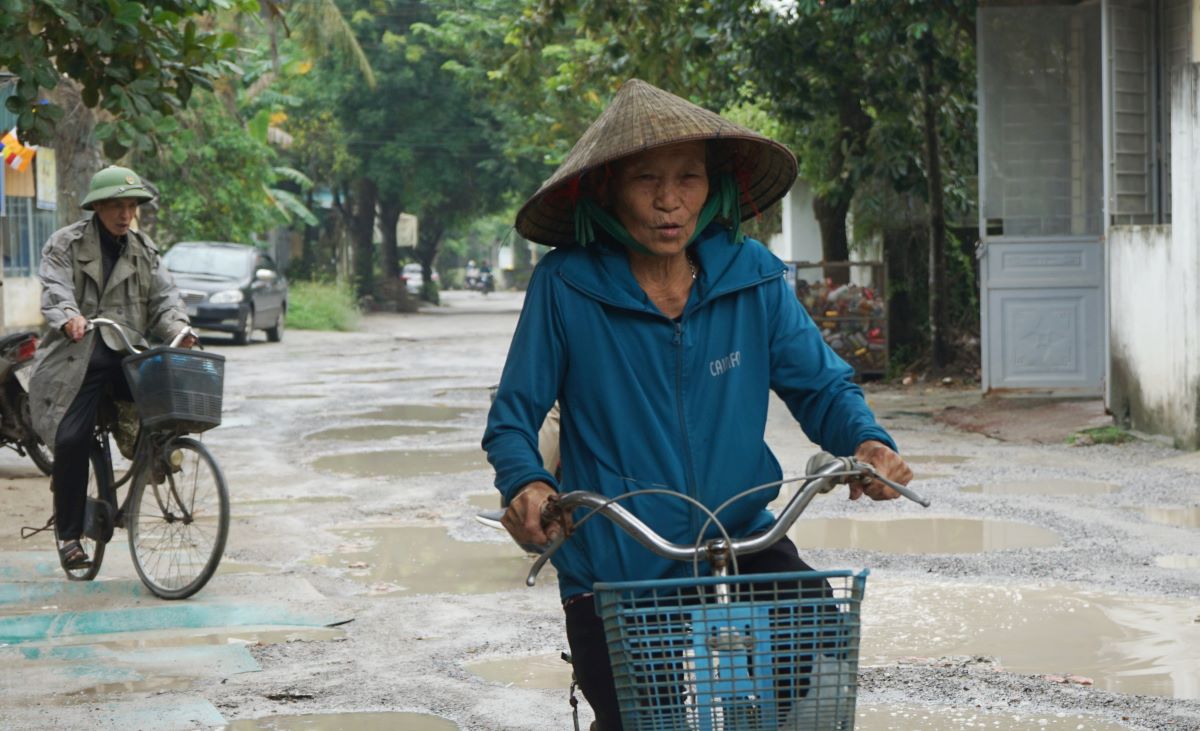 Theo cac ho dan o pho Vinh Son, da rat nhieu lan nguoi dan phan anh, kien nghi den cac cap chinh quyen xu ly, sua sang doan duong tren. Tuy nhien, den nay tinh trang van chua duoc giai quyet, khien ba con phai chiu canh song chung voi “con duong dau kho”. Anh: Quach Du