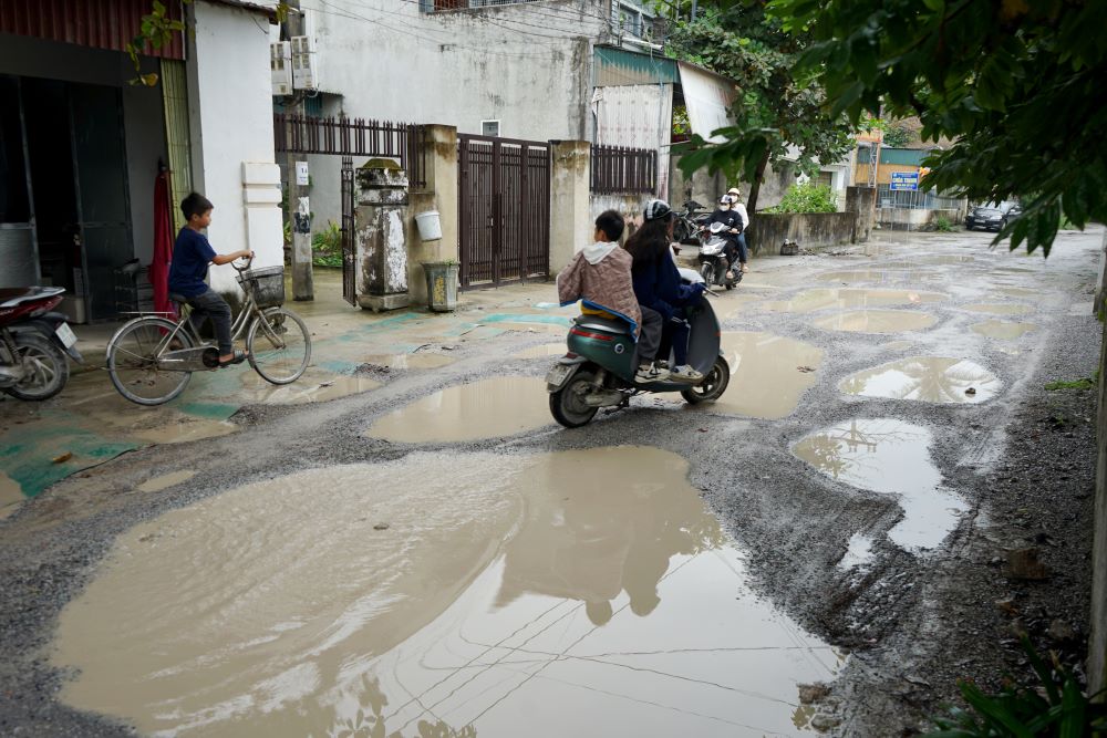 “Troi mua thi nuoc dong thanh tung vung lon, chang chit nhau khien cac phuong tien va nguoi dan phai do dam ne tranh, troi nang thi bui mu. Kho nhat la cac chau nho di hoc, da co nhieu chau bi nga xay xuoc chan tay do doan duong hu hong” - ba An noi. Anh: Quach Du