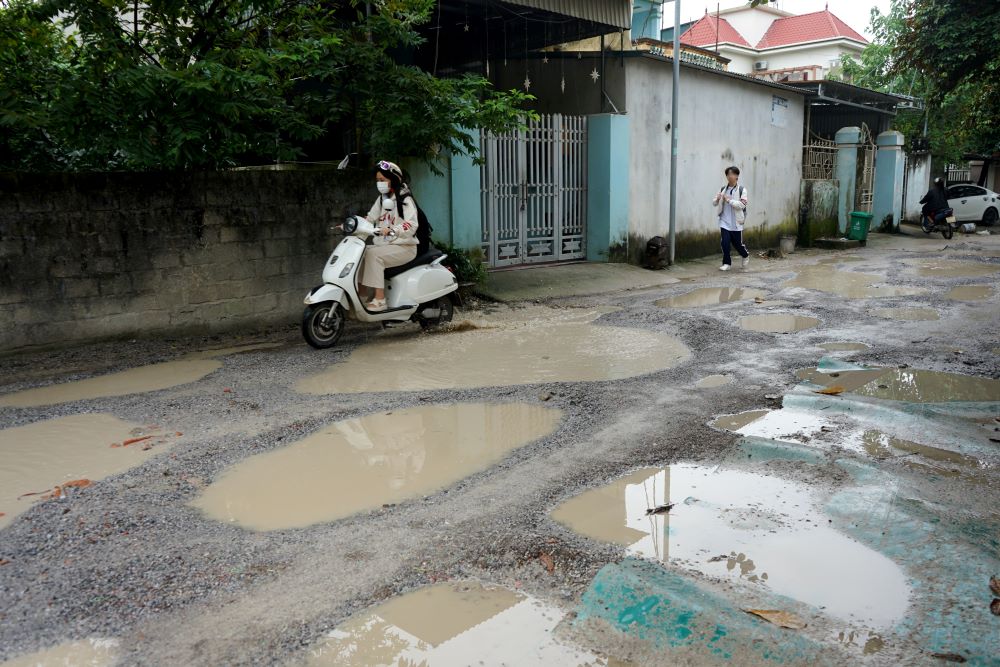 Canh cac chau nho di hoc, phai chat vat bang qua doan duong day ray o ga, o voi. Anh: Quach Du