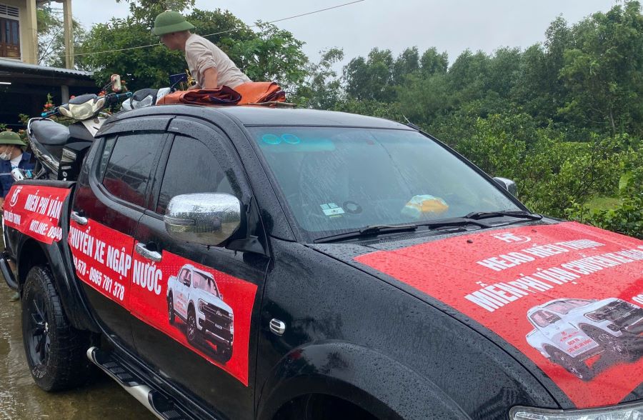Cars transport motorbikes that are severely damaged by floodwaters to shops for repair free of charge. Photo: T. Tuyet.