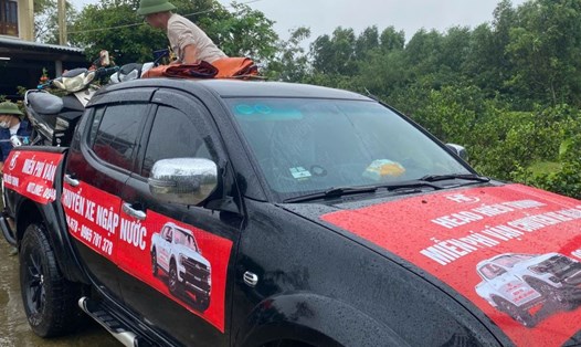 Xe ôtô chở miễn phí các xe môtô bị hỏng nặng do ngập nước lũ về cửa hàng để sửa chữa. Ảnh: T.Tuyết.