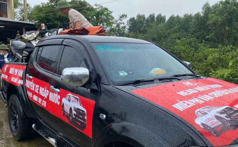 Cars transport motorbikes that are severely damaged by floodwaters to shops for repair free of charge. Photo: T. Tuyet.