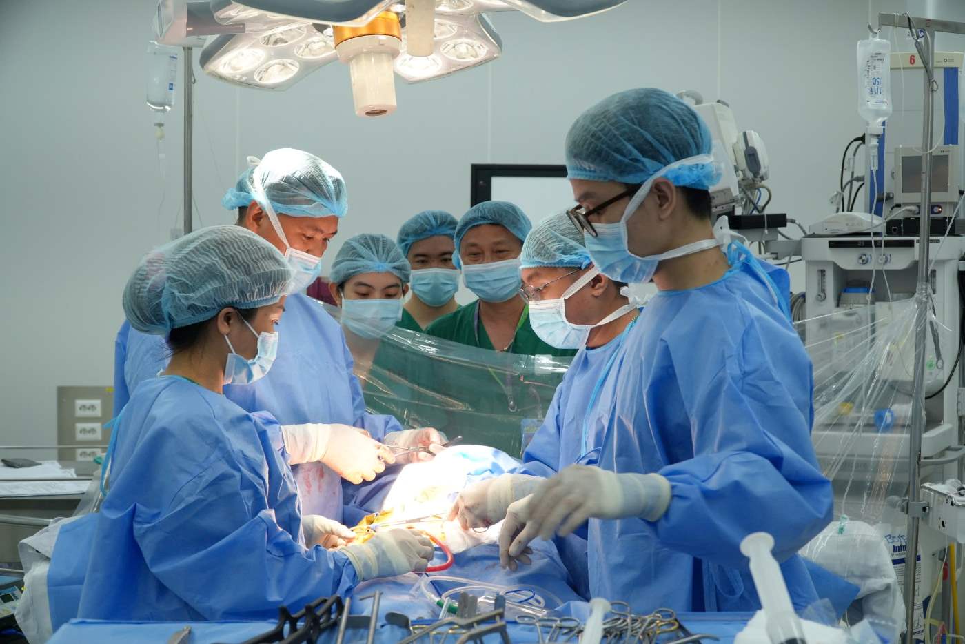 The team of doctors performed surgery to remove and transplant a kidney for the patient. Photo: Provided by the hospital