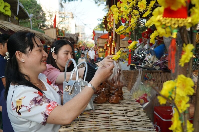 Cho que ngay tet nam nao cung duoc tinh Bac Lieu tai hien tren duong 30 thang 4 nham phuc vu nguoi dan vui xuan, don Tet. Anh: Nhat Ho