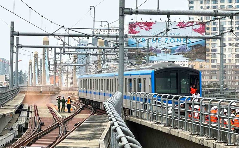 Fire drill on Metro train No. 1 on October 18. Photo: Minh Quan