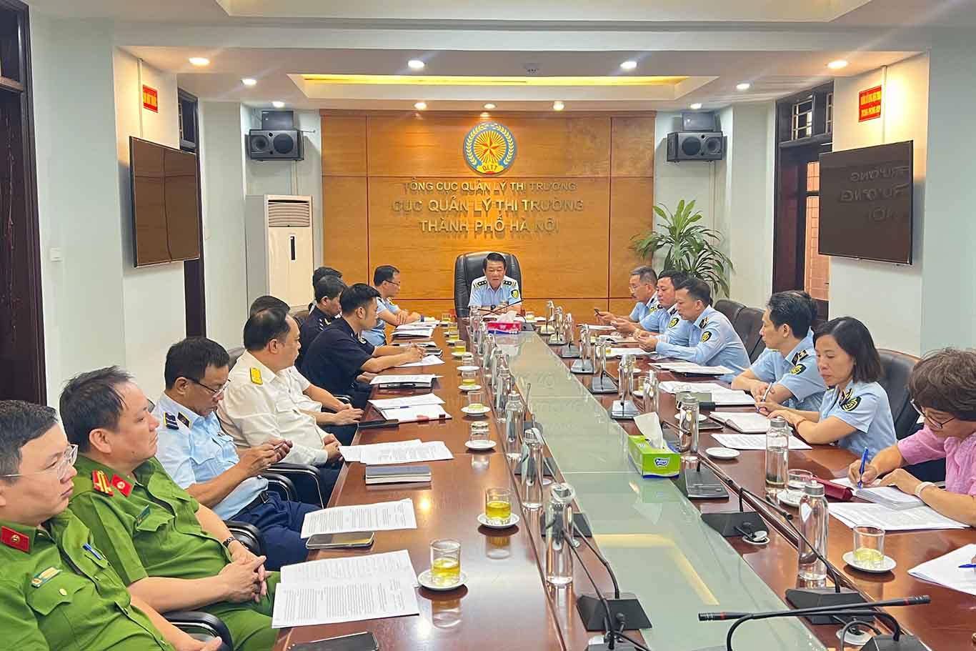 BCD 389 Ha Noi lap doan kiem tra lien nganh de trien khai ke hoach kiem tra lien nganh chong buon lau, gian lan thuong mai, hang gia trong dip cuoi nam 2024 va Tet Nguyen dan At Ty 2025. Anh: Cuc QLTT Ha Noi