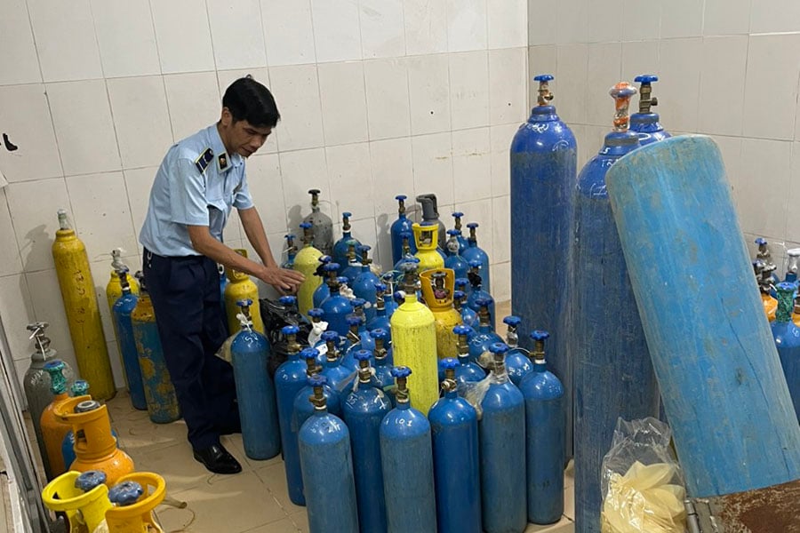 More than 2,000 cases of smuggling and counterfeit goods were handled in October 2024. Photo: Hanoi Market Management Department
