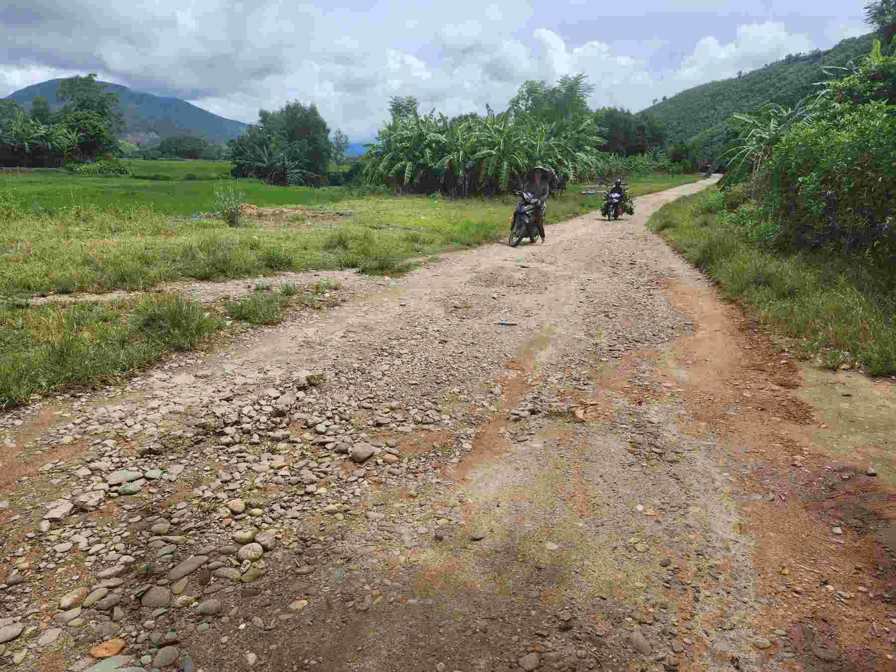 The project is unfinished, the dirt road has not been paved yet, affecting the travel of people in Son Tay commune. Photo: Tran Tuan