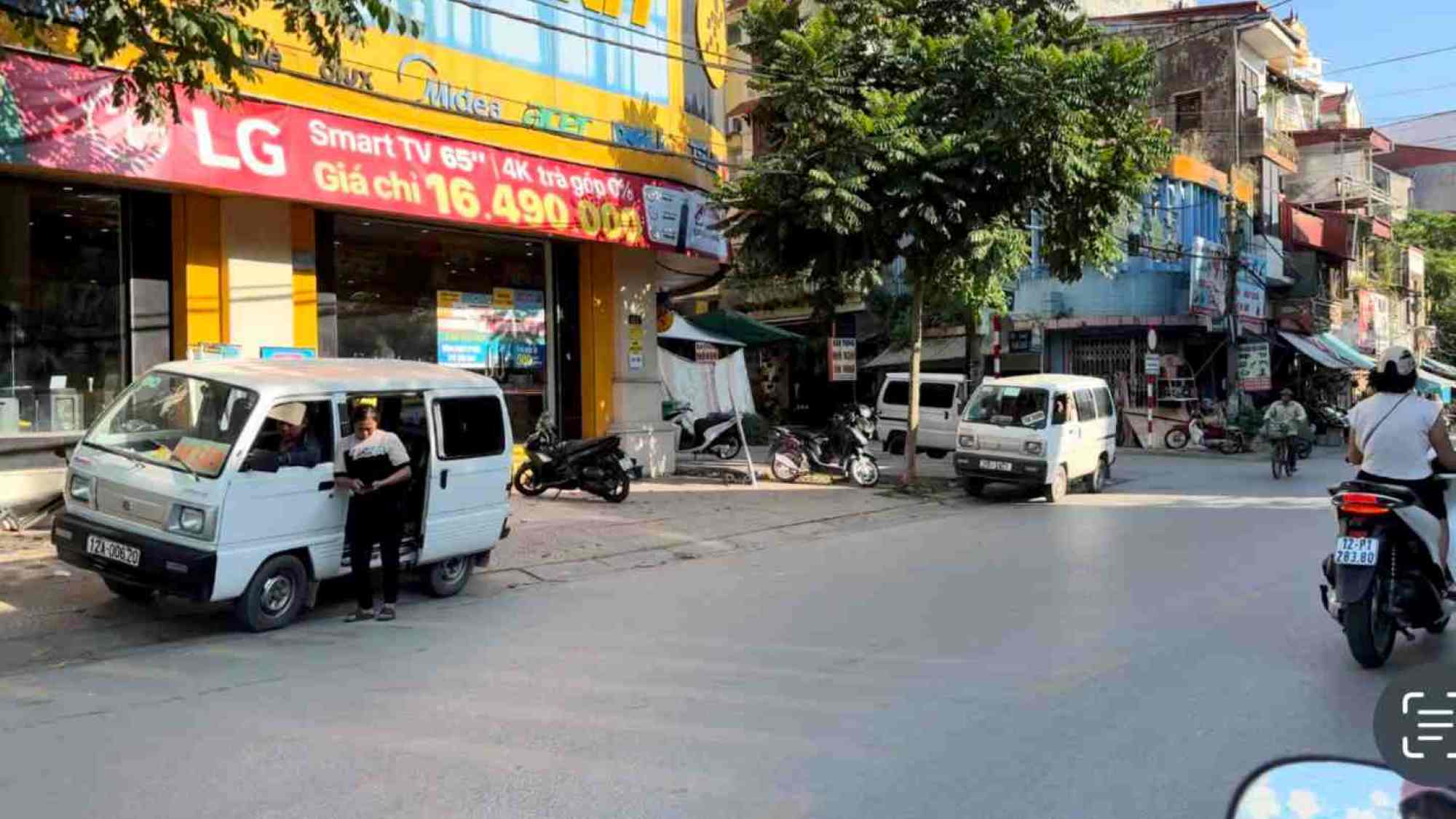 Illegal bus stations were set up at the gate of Ky Lua Market and some inner-city routes of Lang Son City. Photo: Khanh Linh