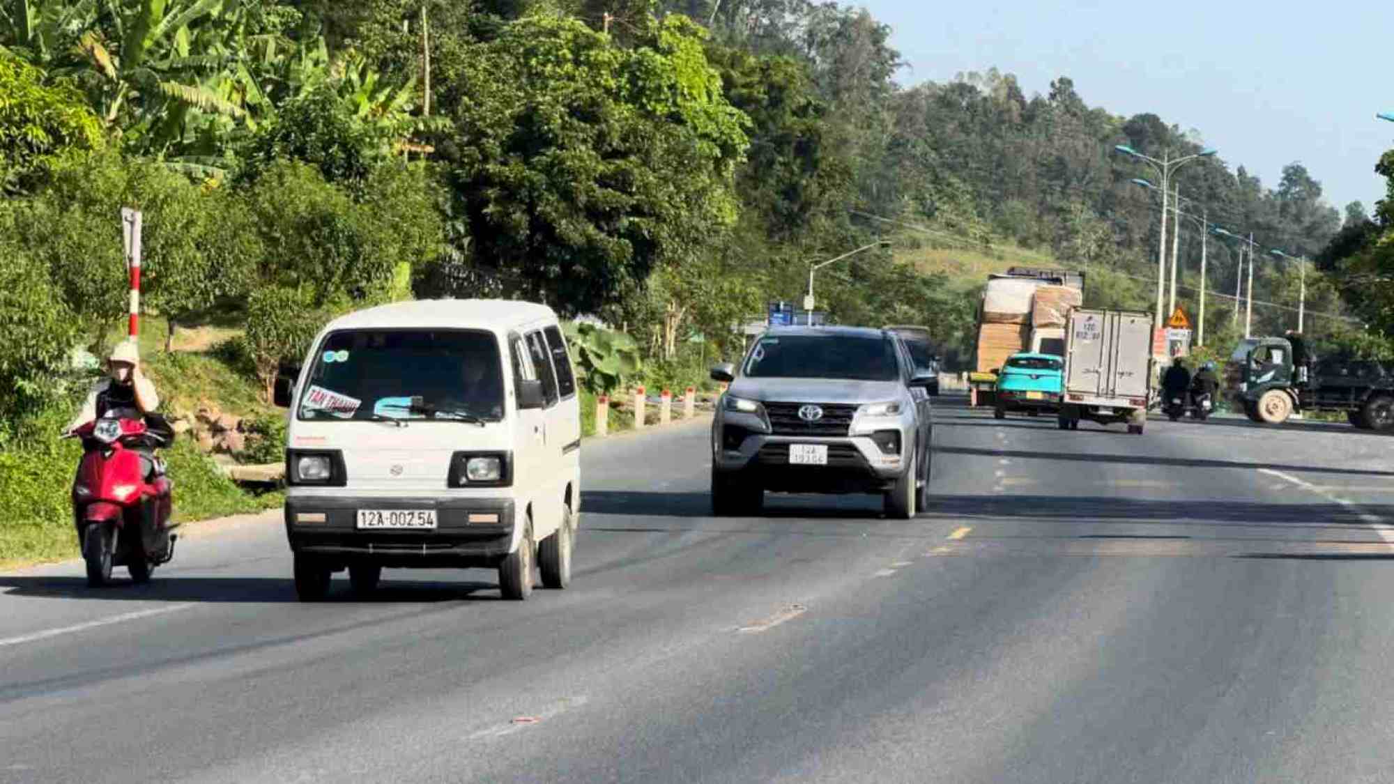 Xe “Su coc” ngang nhien chay tren tuyen Quoc lo 1A, nhung khong thay bong dang cua co quan chuc nang. Anh: Khanh Linh