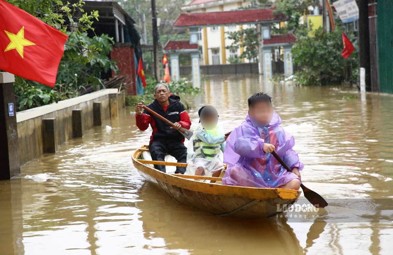 Many places in the "flood center" of Quang Binh are still deeply submerged in water. Photo: Cong Sang