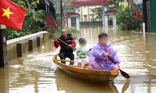 Nhiều nơi tại "rốn lũ" Quảng Bình vẫn còn ngập sâu trong nước. Ảnh: Công Sáng