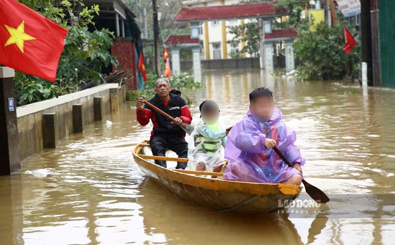 Many places in the "flood center" of Quang Binh are still deeply submerged in water. Photo: Cong Sang