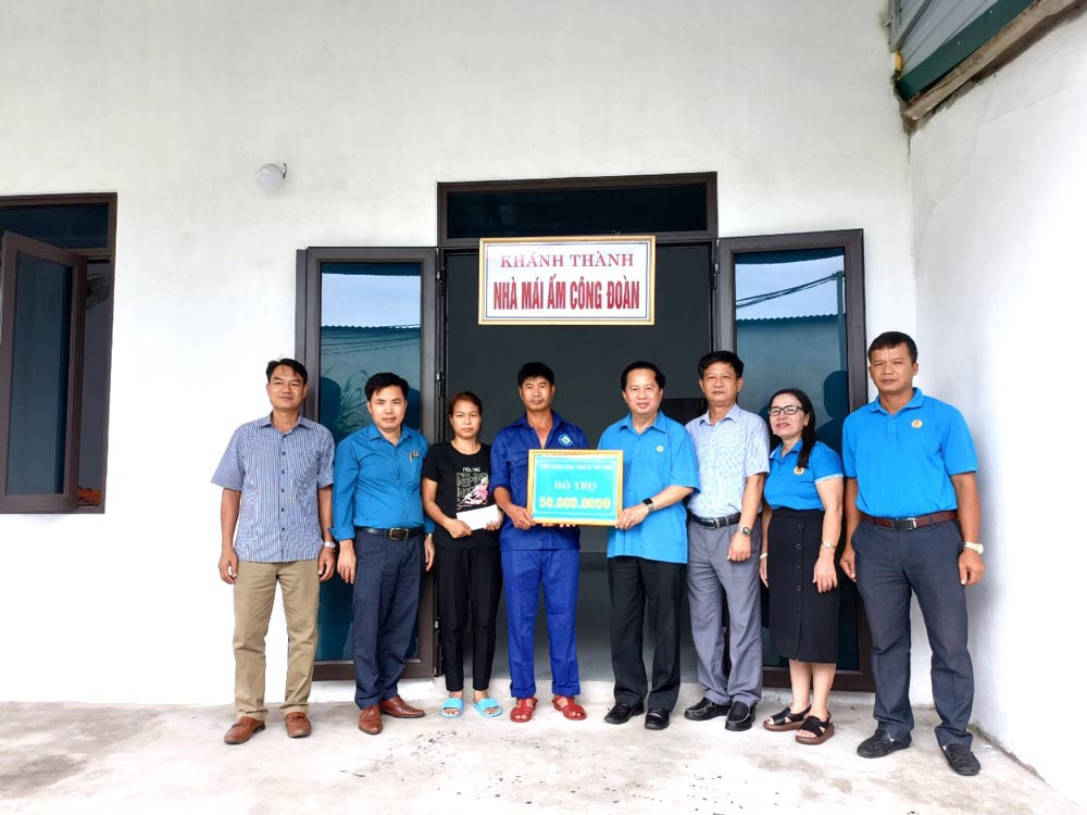 Mr. Quach Van Ngoc, Vice President of Vietnam Industry and Trade Union, presented 50 million VND in support to union member Le Hong Quang. Photo: Pham Diep