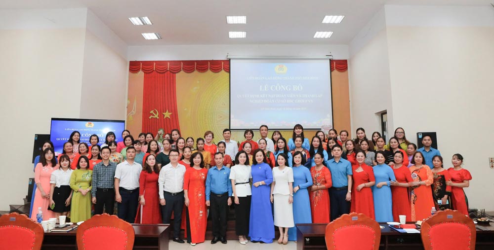Hoa Binh City Labor Federation established a grassroots union of HDC GROUP VN Company Limited with more than 100 workers. Photo: Minh Nguyen