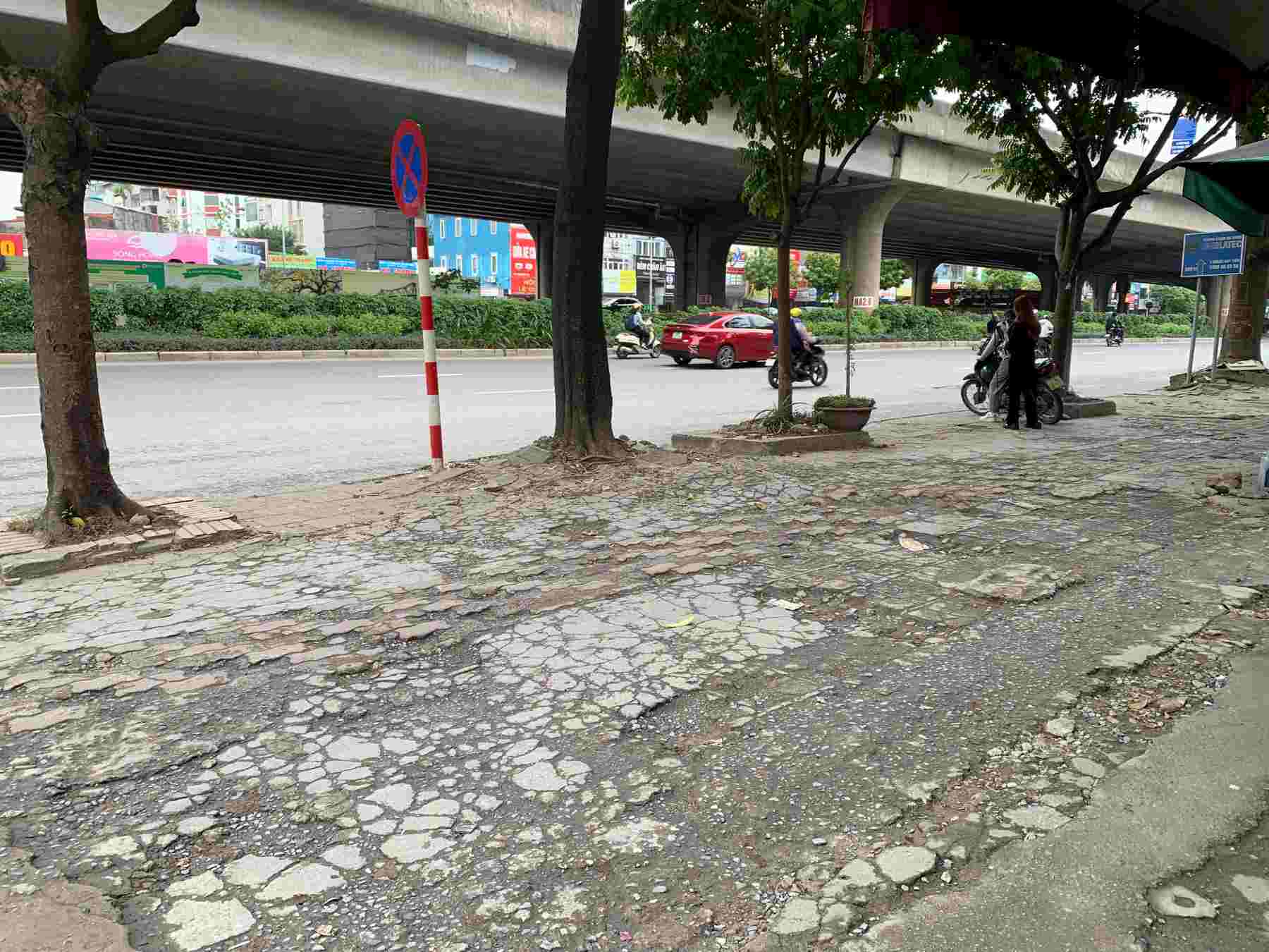 Many sections of Nguyen Xien Street's sidewalks have cracks, subsidence and are shabby. Photo: Tung Giang