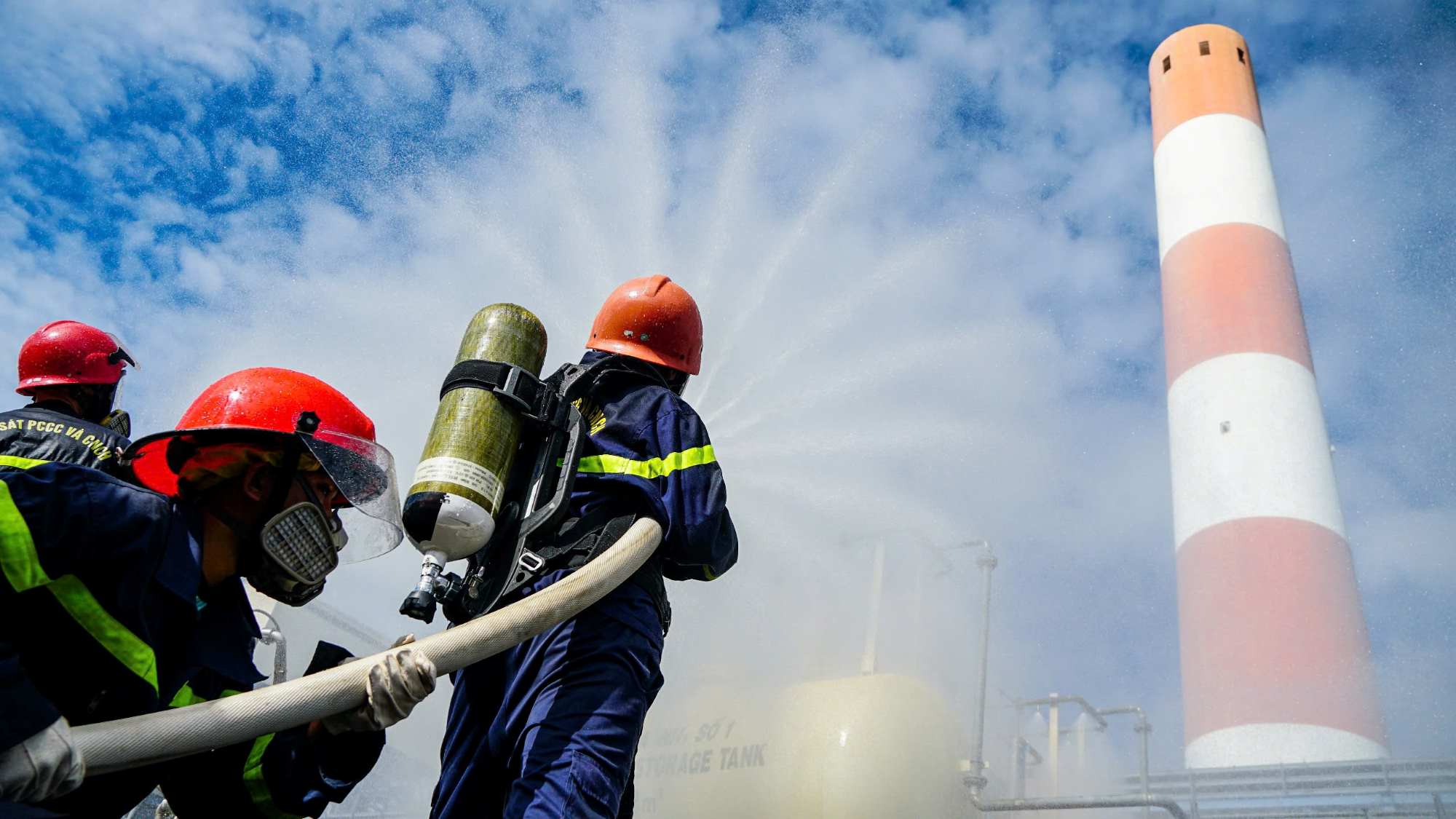 Fire prevention and fighting drill in O Mon district, Can Tho city. Photo: Ta Quang