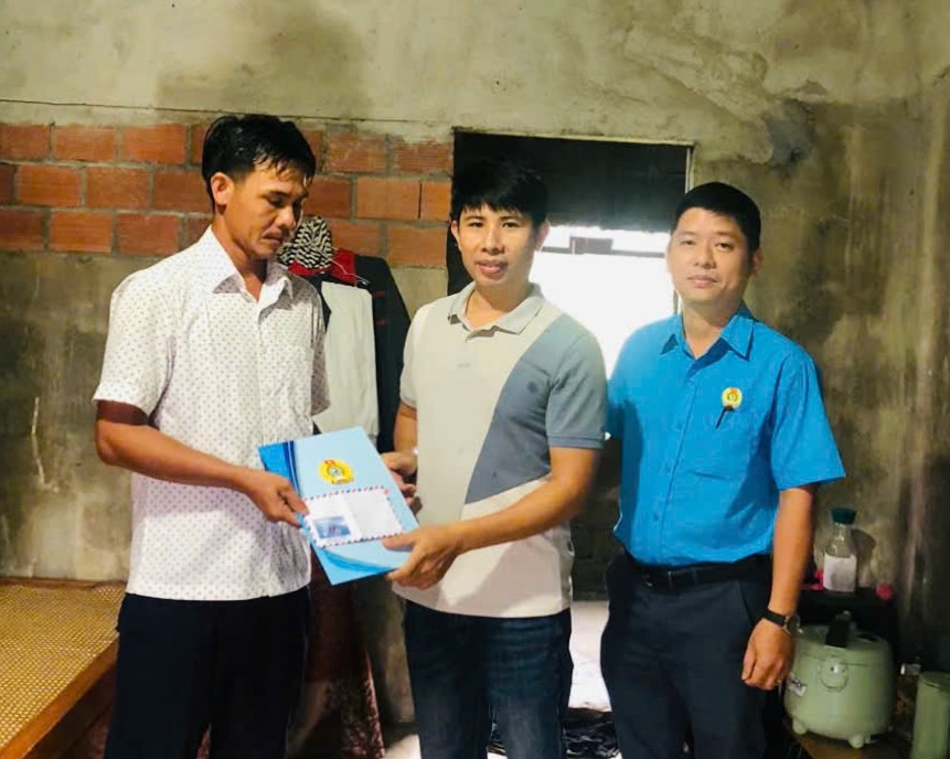 Providing support to union members' families affected by storm Tra Mi. Photo: Phu Loc Union.