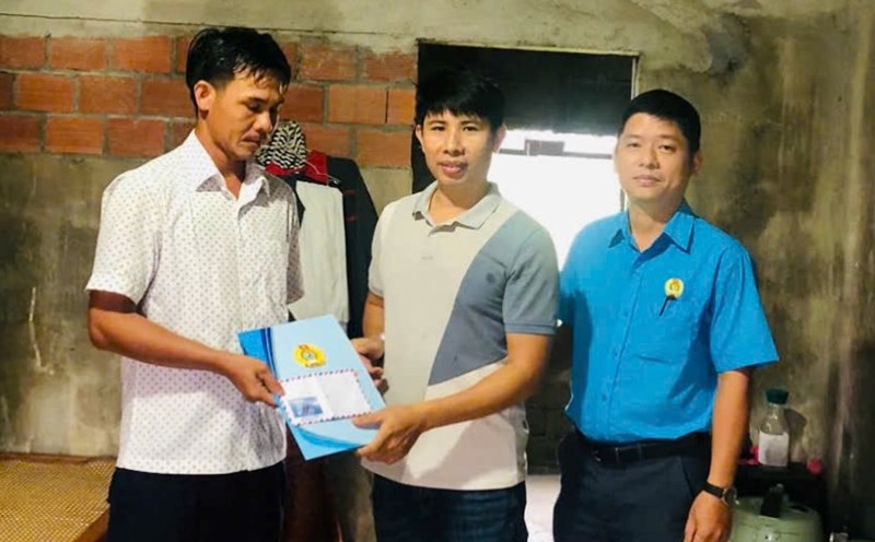Providing support to union members' families affected by storm Tra Mi. Photo: Phu Loc Union.