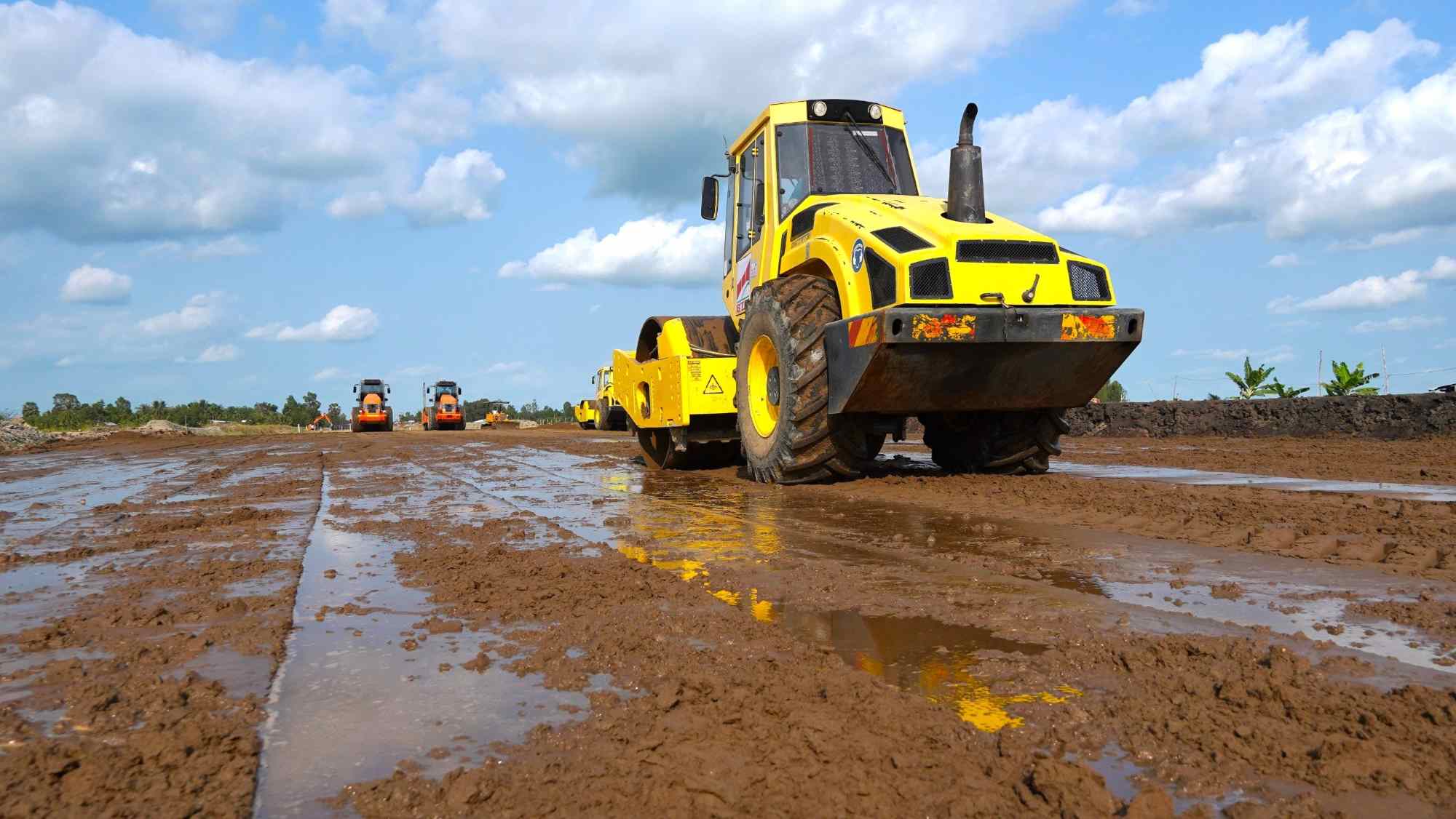 Removing urgent institutional difficulties and obstacles, promoting decentralization and delegation of authority in the fields of planning, business investment, investment under the public-private partnership method and bidding (in photo: Construction of Hau Giang - Ca Mau Expressway). Photo: Ta Quang