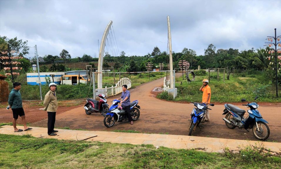 UBND tinh Lam Dong yeu cau bao cao noi dung lien quan den viec thao do cay cau. Anh: Bao Lam