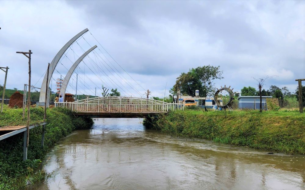 The bridge over the Da Riam River (also known as the Su Ba Giang stream). Photo: Bao Lam