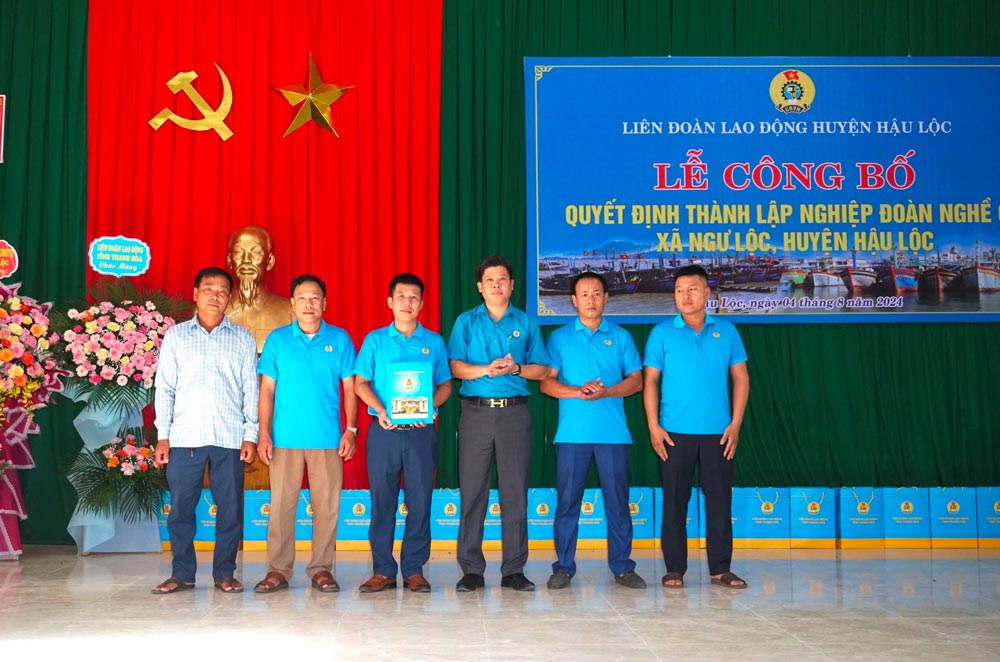 Handing over the decision to establish the Fisheries Union of Ngu Loc commune (Hau Loc district, Thanh Hoa province) and admitting more than 300 new members. Photo: Quach Du