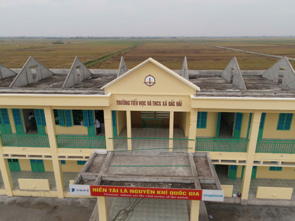 Nóc công trình chưa lợp mái vì thiếu vốn. Ảnh: Nam Hồng