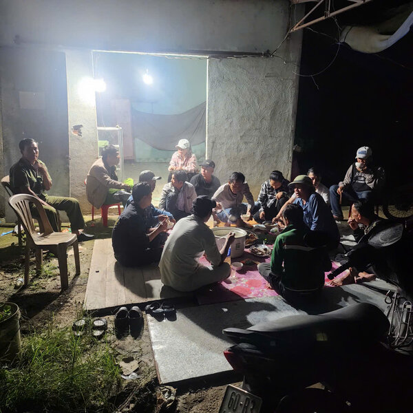 Workers of Friendly Green Environment Joint Stock Company live temporarily near the company gate to demand unpaid wages. Photo: M.Nhat