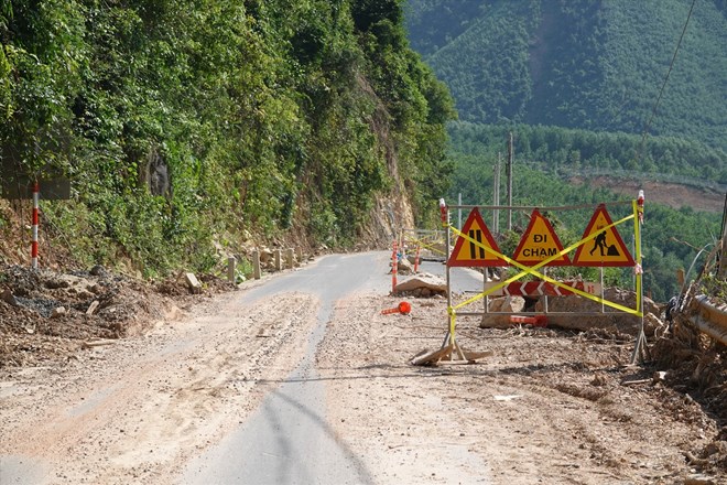 A road through Hoa Vang district was eroded after heavy rain. Photo: Thuy Trang