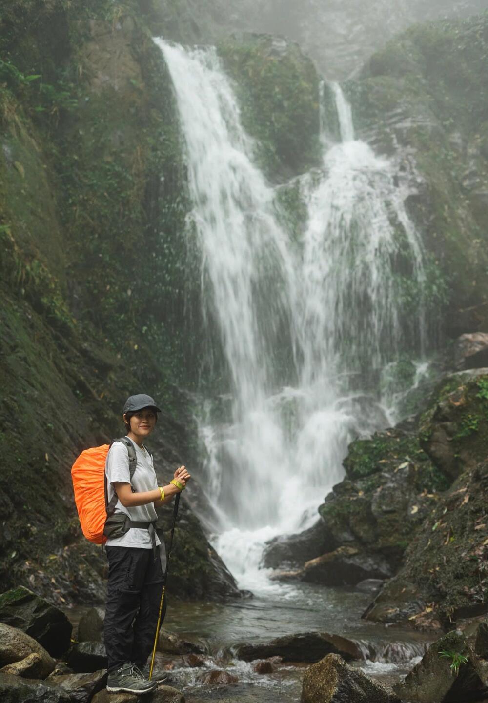 Vi qua yeu thich ve dep cua ngon nui vung Tay Bac, chi Le Thanh Hien (24 tuoi, Ha Noi) da quyet dinh tro lai day lan 2 cung ban be than thiet: “ Lan dau tien minh den Lung Cung da qua me ve dep noi day. Ve nha minh co chia se len cac hoi nhom va trang ca nhan thi duoc moi nguoi quan tam rat nhieu. Von co san kinh nghiem leo nui, minh quyet dinh to chuc chuyen di thu 2 dan theo ban be”. Anh: NVCC