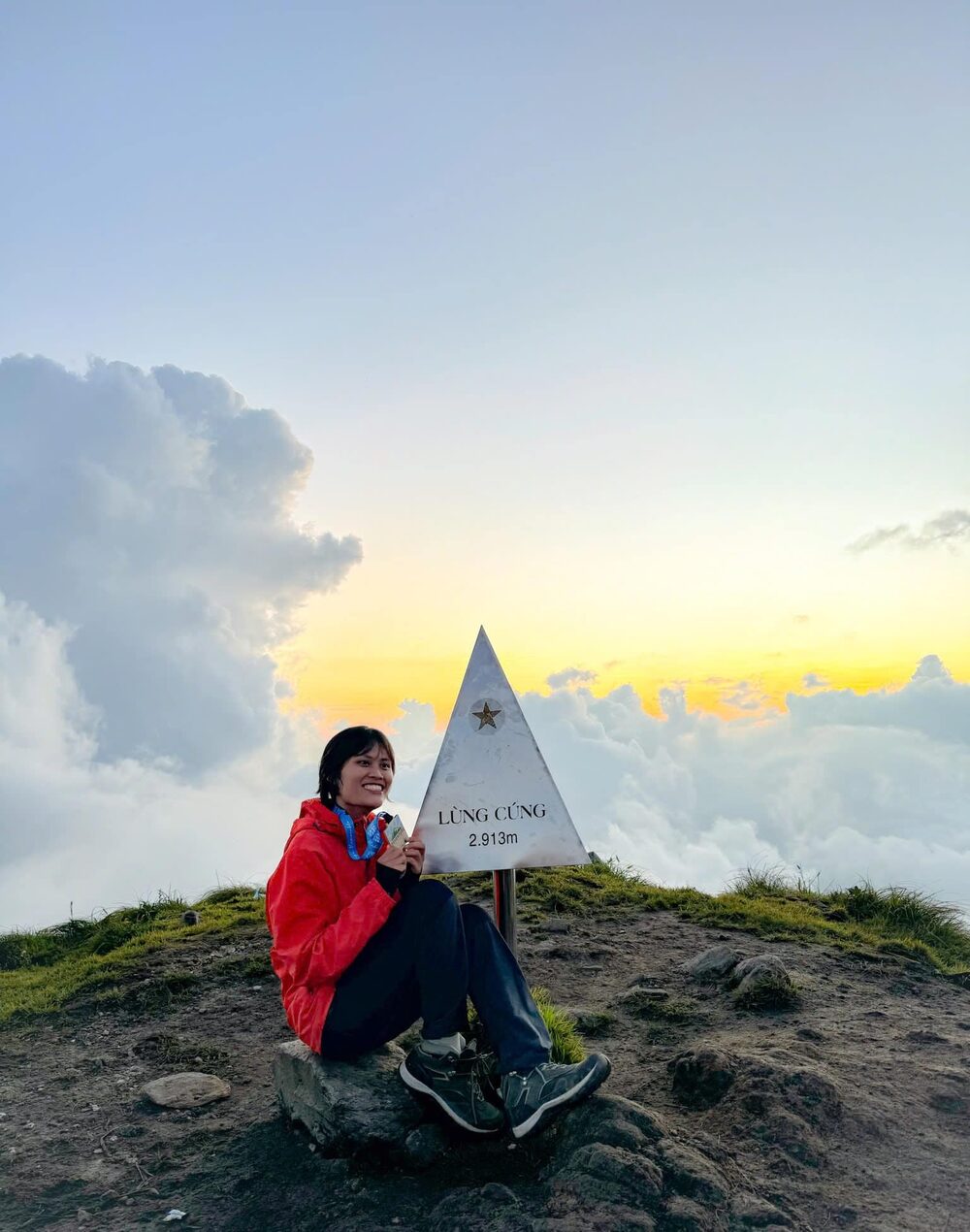 Lung Cung co dinh nui rong voi tam nhin 360 do, bao quat tat ca nhung day nui trung diep phia xa. Dac biet, binh minh va hoang hon tai day la diem khien nu trekker an tuong nhat. Anh: NVCC