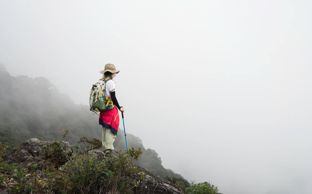 “Trong tat ca cac dinh nui minh di, Lung Cung la noi co hoang hon va binh minh dep nhat. Dung o dinh nui phong tam mat ra xa, chung ta co the ngam tron thung lung ben duoi. Tren duong di minh cung bat gap nhung cay la phong dang bat dau chuyen mau”, nu du khach chia se. Anh: NVCC