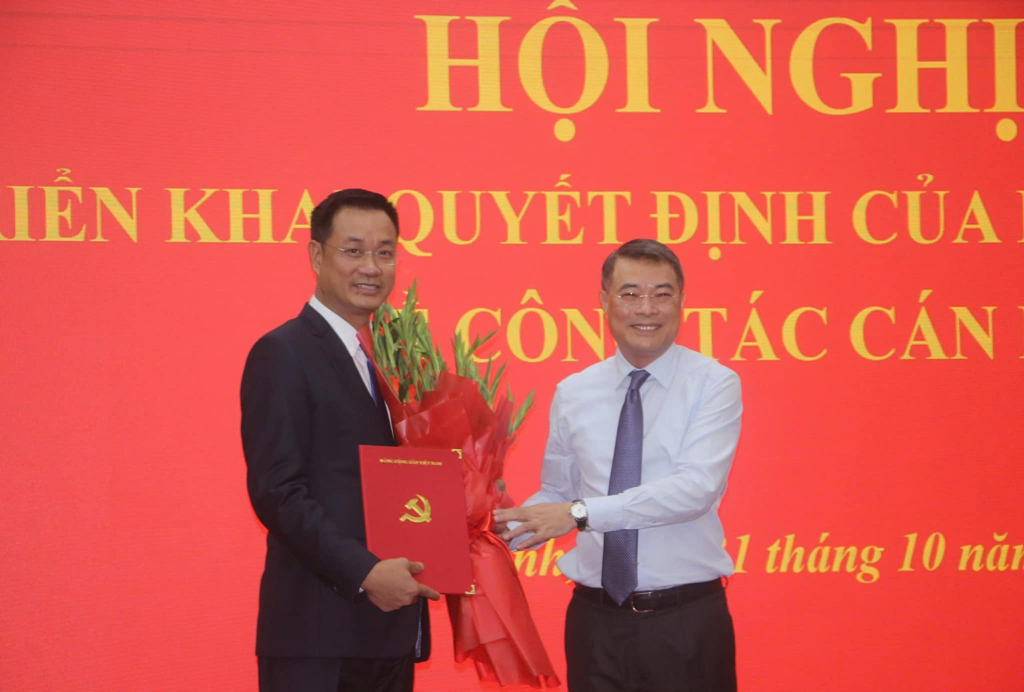 Mr. Le Minh Hung - Politburo member, Secretary of the Party Central Committee, Head of the Central Organization Commission - presented the Politburo's decision to Mr. Le Ngoc Quang to hold the position of Secretary of the Quang Binh Provincial Party Committee. Photo: H. Ho