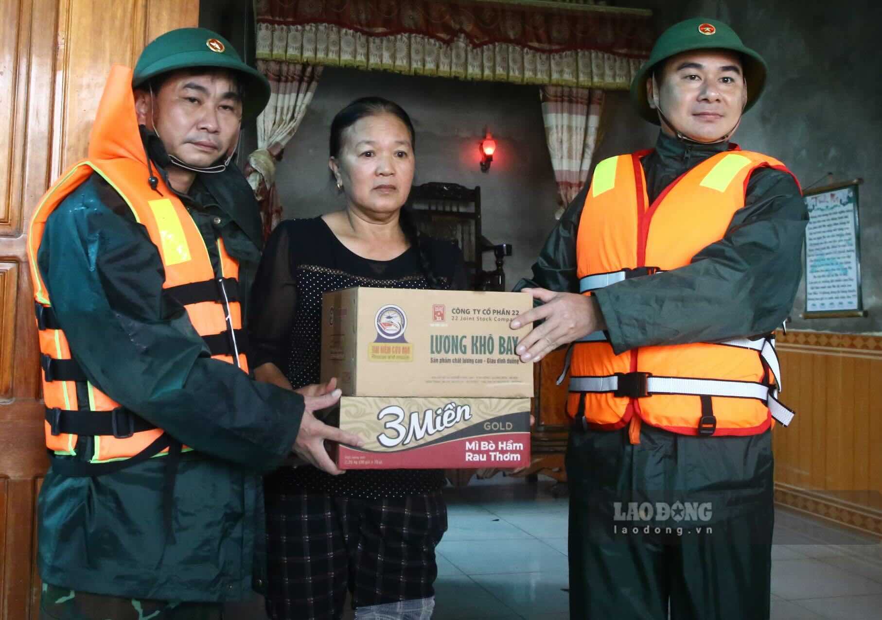 Sharing and supporting people to overcome difficulties. Photo: Cong Sang.