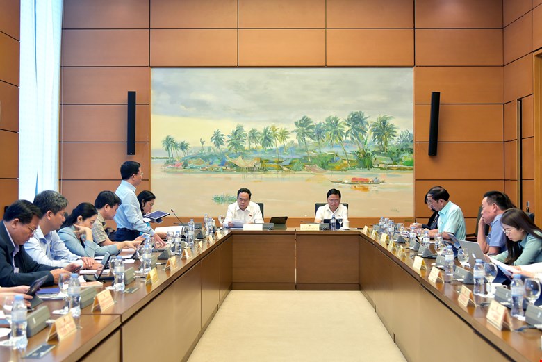 A discussion session at the National Assembly delegates' group. Photo: Pham Thang