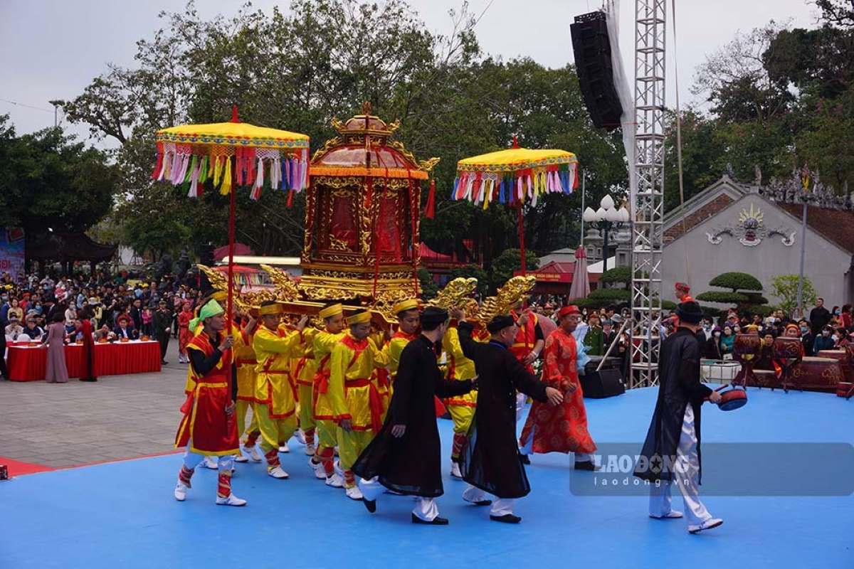 Le hoi Den Cua Ong, TP.Cam Pha. Day la mot trong nhung den, chua quan ly va su dung tien cong duc tot nhat o Quang Ninh. Anh: Doan Hung