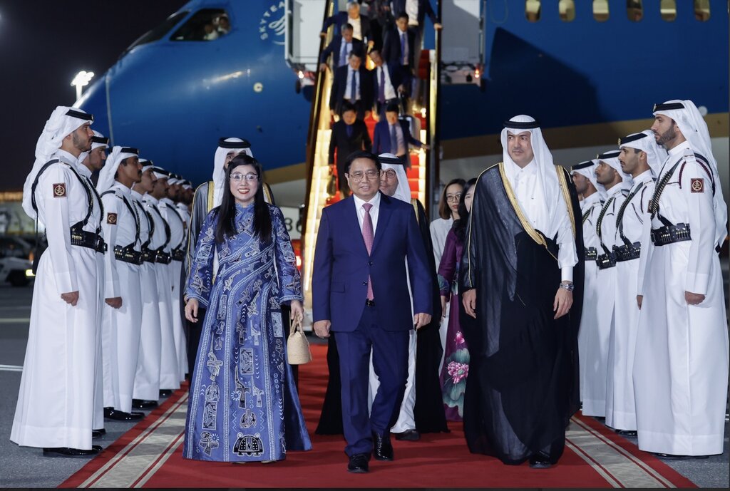 Ceremony to welcome Prime Minister Pham Minh Chinh and his wife at Doha International Airport, Qatar. Photo: VGP