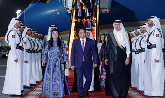 Lễ đón Thủ tướng Chính phủ Phạm Minh Chính và Phu nhân tại sân bay quốc tế Doha, Qatar. Ảnh: VGP