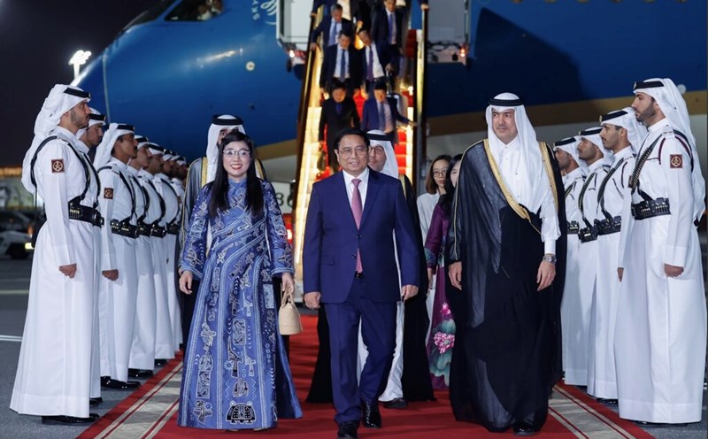 Ceremony to welcome Prime Minister Pham Minh Chinh and his wife at Doha International Airport, Qatar. Photo: VGP