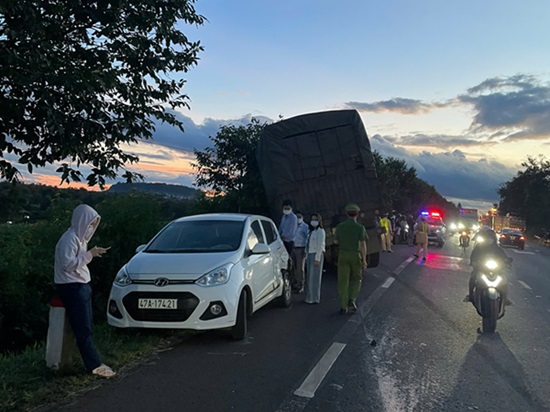 A traffic accident involving four cars occurred on National Highway 14, through Dak Mil district, Dak Nong province. Photo: Pham Quang
