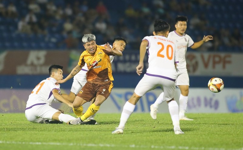 Binh Duong meets Hoang Anh Gia Lai in round 6 of V.League 2024-2025. Photo: Thanh Vu